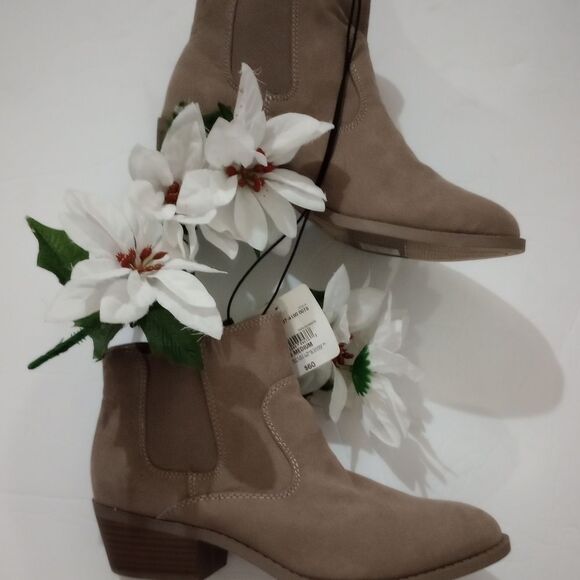 Arizona Jean Company Shoes - 🆕👢 Arizona Charlton Booties - Dark Taupe